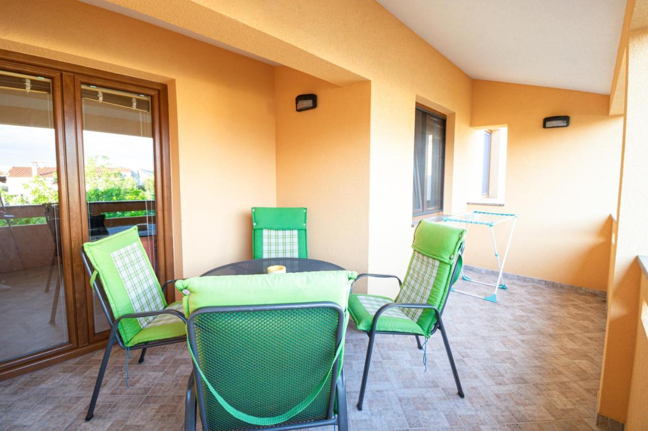 Apartments Dujmovic With Terrace Baška Eksteriør billede